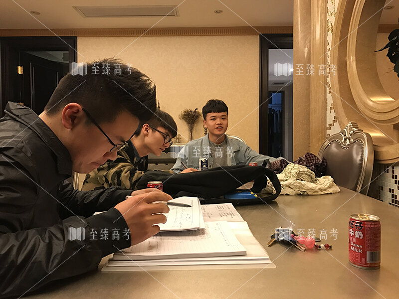 艺考美术生在完成课后练习