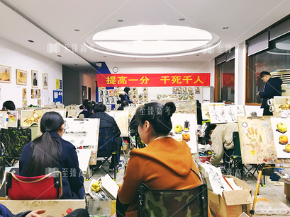 美术生在画室为校考做准备