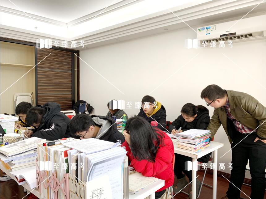 艺术考生认真复习文化