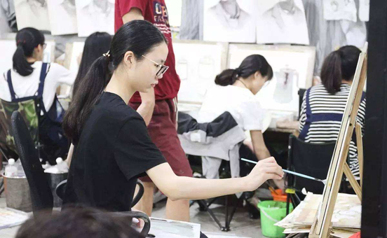 美术生专心致志 认真训练迎艺考