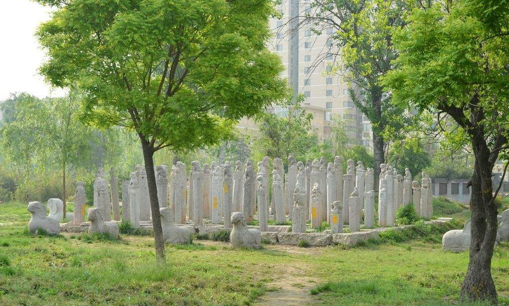 图为西安美术学院校内一角