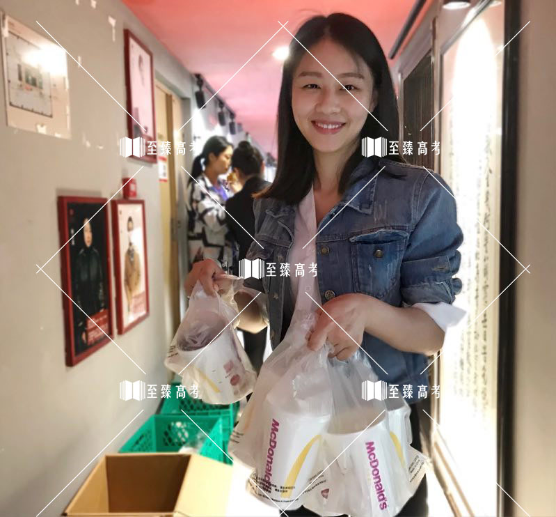 至臻历史崔老师为学院购买午餐