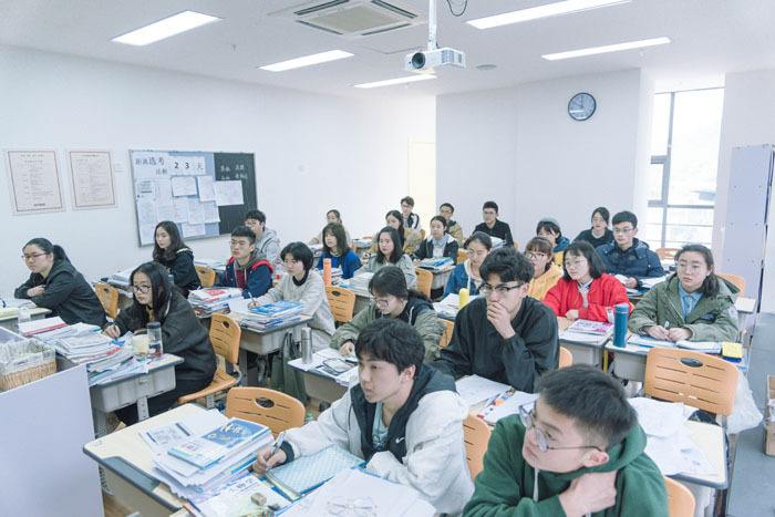艺术生正在上地理课