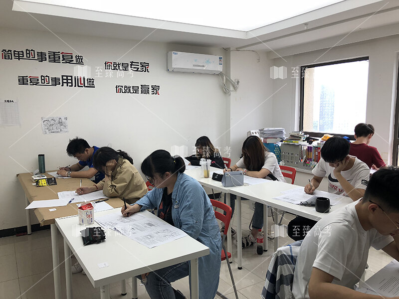 武汉艺考生文化课机构模拟考试现场