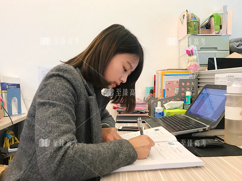传媒生文化课教师正在备课