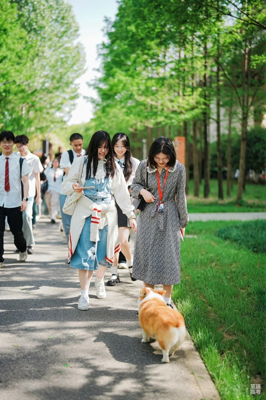 播音主持艺考生要求视力吗：浙江传媒学院是一本吗