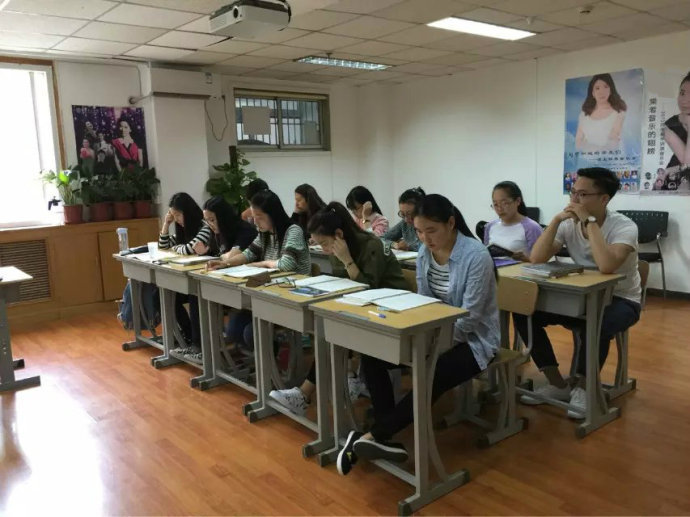 艺考生们在进行文综抓分补习